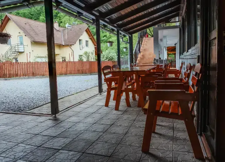 Kültéri asztalok